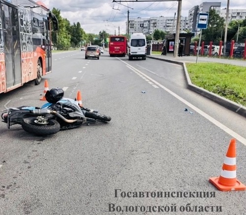 Девушка на мотоцикле пострадала при ДТП в Вологде